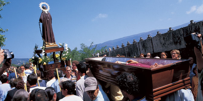 prosession with man in coffin